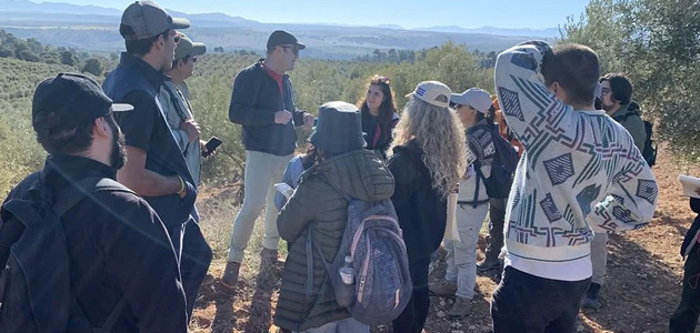 Alumnos de la UNIA visitan una finca de olivar ecológico para conocer las prácticas de manejo y los ciclos de nutrientes