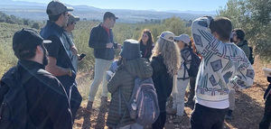 Alumnos de la UNIA visitan una finca de olivar ecológico para conocer las prácticas de manejo y los ciclos de nutrientes