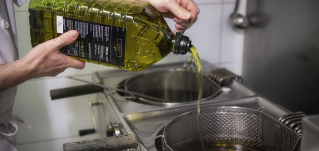 El aceite de orujo de oliva mejora la calidad nutricional de los alimentos fritos
