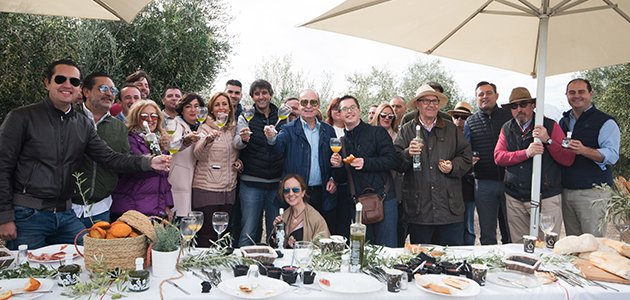 Oleícola Jaén celebró su tradicional desayuno de segundo día de cosecha con Universo Santi como invitado de excepción